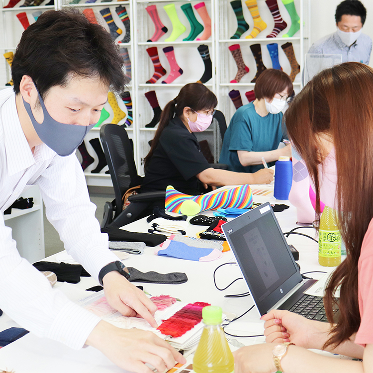 オリジナルソックスづくり体験＆高岡LAB見学を行いました
